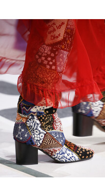 Details Christian Dior , Details Dior Fall 2018 Ready-to-Wear , Детали показа Кристиан Диор , Детали показа Диор осень зима 2018 , Fashion show , неделя моды в Париже , PFW , Мария Грация Кьюри , Mainstyles